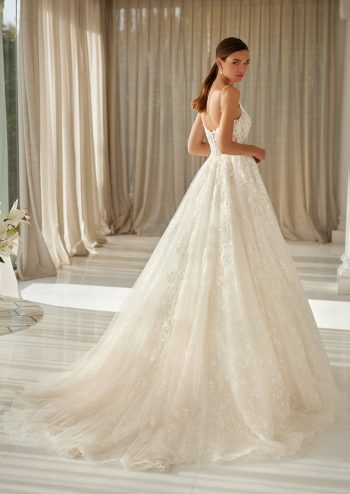 Finde dein Brautkleid bei uns in der Nähe von Zürich, Basel, Lörrach, Freiburg, Konstanz. Dein Hochzeitskleid grenznah zur Schweiz.