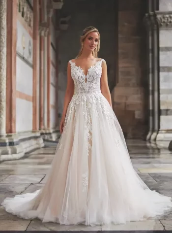 Finde dein Brautkleid bei uns in der Nähe von Zürich, Basel, Lörrach, Freiburg, Konstanz. Dein Hochzeitskleid grenznah zur