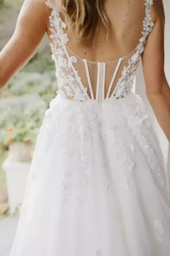 Finde dein Brautkleid bei uns in der Nähe von Zürich, Basel, Lörrach, Freiburg, Konstanz. Dein Hochzeitskleid grenznah zur Schweiz.